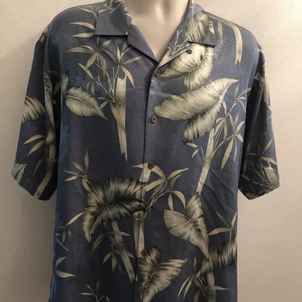 Men's Tommy Bahama blue floral‎ dress shirt made of 100% Silk